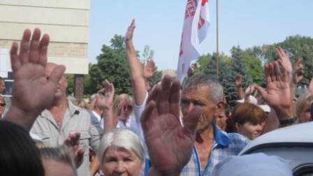 Фоторепортаж о митинге у горсовета против строительства заправки