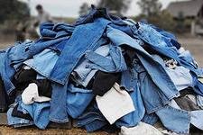 Налоговики Свердловска на Луганской границе изъяли джинсы и резиновые калоши